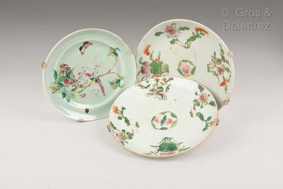 null Chine, début du XXe siècle

Paire d'assiettes en porcelaine émaillé polychrome...