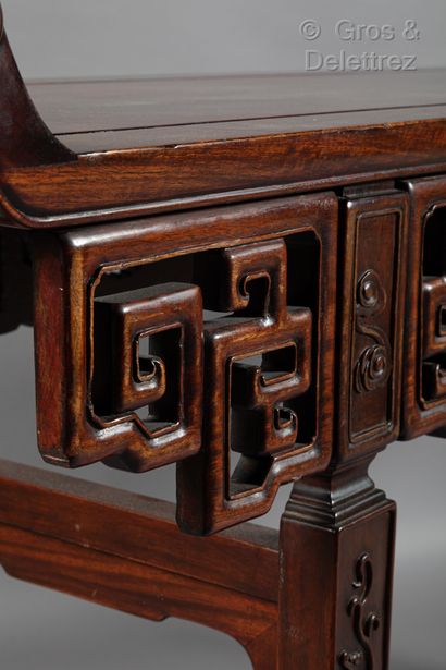 null Table d autel de type Qiaotouan, en bois de hongmu, de forme étroite aux extrémités...