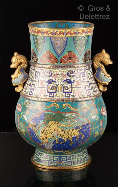 null Chine, première moitié XXème siècle

Paire de vases Hu en bronze et émaux cloisonnés...