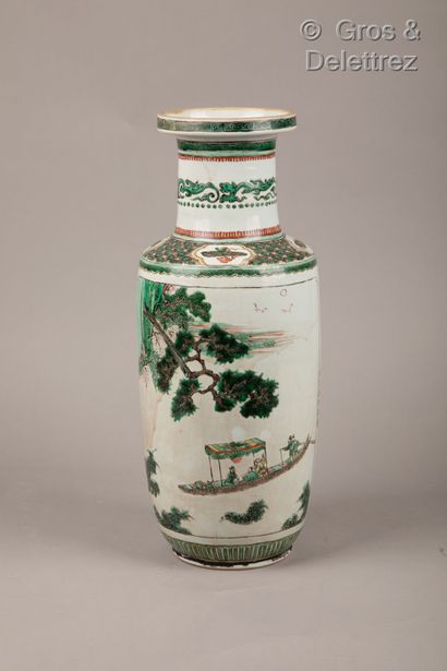 null Chine, fin XIXème siècle

Vase rouleau en porcelaine et émaux de la famille...