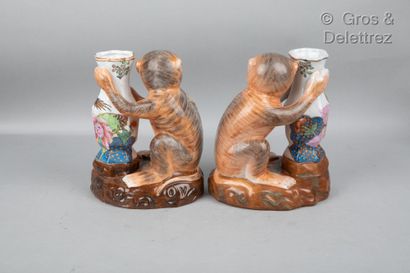 null Paire de vase tenus par des singes en

porcelaine polychrome

Japon XXème siècle

Haut...
