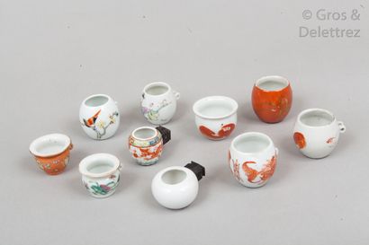 null Chine, XIXe siècle Lot de neuf mangeoires à oiseaux, de forme ovoïde, en porcelaine...