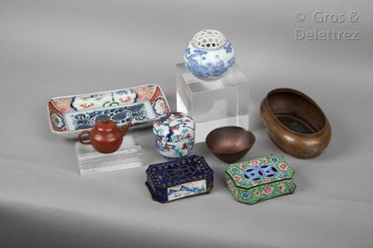 null Japon, fin XIXe-début XXe siècle

Lot de trois porcelaines comprenant, un ravier...