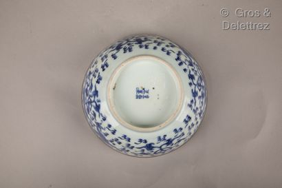null Vietnam, fin XIXème siècle

Coupe en porcelaine bleu blanc, à décor intérieur...