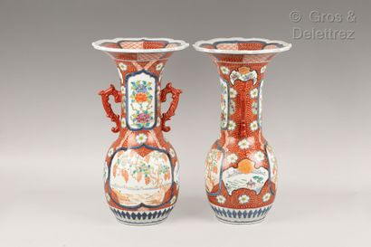 null Japon, vers 1920

Paire de grands vases à ouvertures floriforme en porcelaine,...