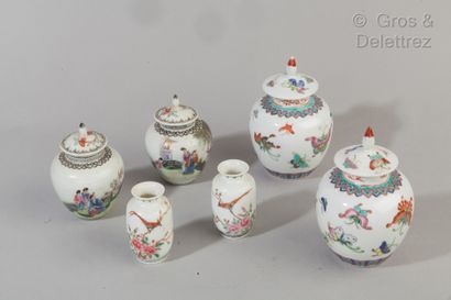 null Chine, fin de la période Mingguo, milieu XXe siècle

Lot de six porcelaines,...