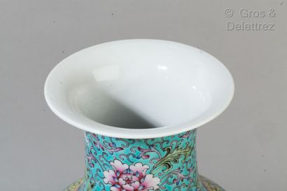 null Chine, XXe siècle

Paire de vases balustres en porcelaine et émaux de la famille...