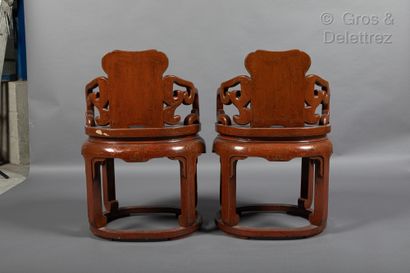 null Paire de fauteuils en bois laqué rouge ornés de volutes et motifs stylisés à...