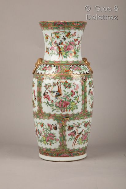 null Chine, début XXème siècle

Vase en porcelaine de Canton à décor de papillons,...