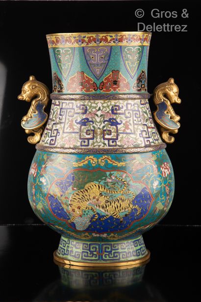 null Chine, première moitié XXème siècle

Paire de vases Hu en bronze et émaux cloisonnés...