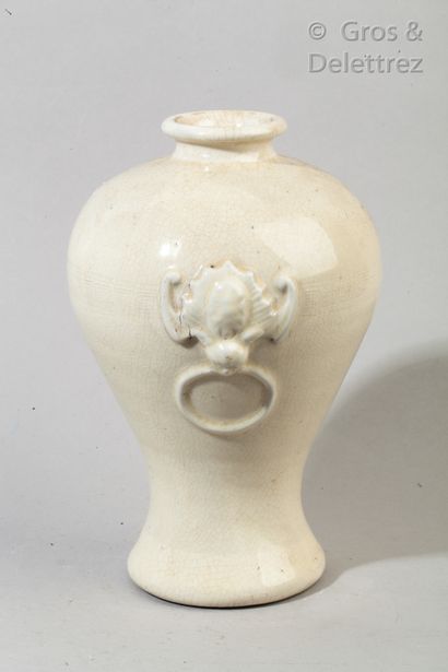 null Vase meiping en porcelaine craquelée émaillée crème à décor secret de grecques,...