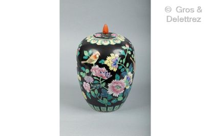 null Chine, 2ème moitié du XXe siècle

Deux vases en porcelaine et émaux de style...