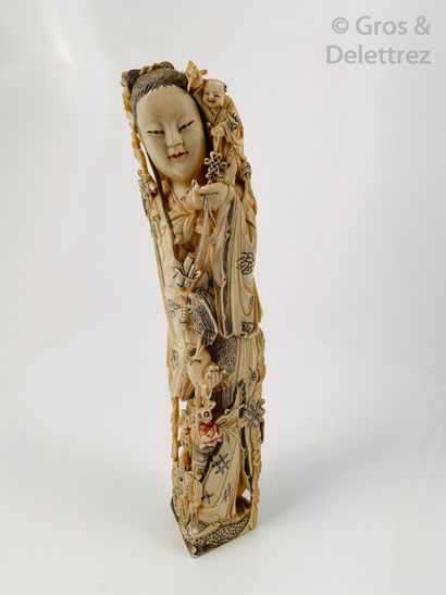 null Chine, vers 1930 Statuette en ivoire, représentant une divinité féminine tenant...