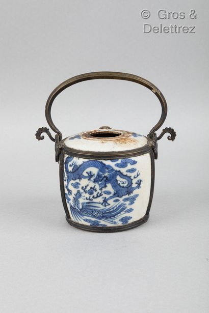null Vietnam, fin XIXe siècle

Pipe à eau en porcelaine, à décor en bleu de dragon...