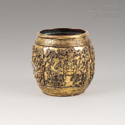 null Chine, période Qing Rince-pinceau en bronze doré finement ciselé de fleurs de...