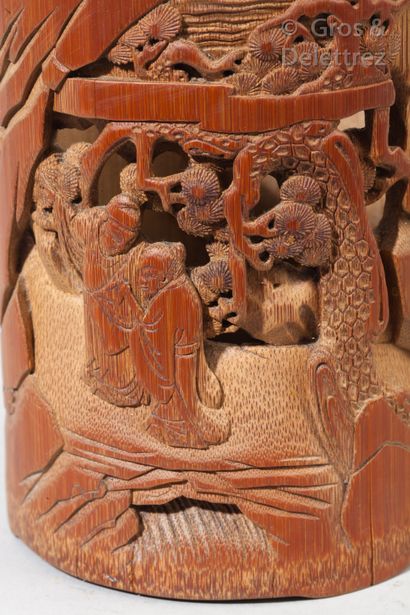 null Chine, XIXe siècle Porte-pinceaux bitong en bambou, à décor finement sculpté...