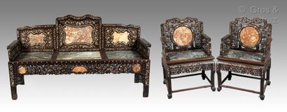 null Chine, XIXe siècle

Salon composé d'une paire de larges fauteuils en bois de...