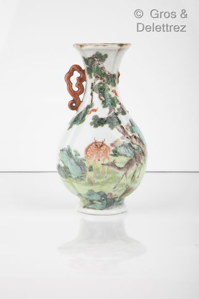 null Chine, XIXe

Vase d'applique en porcelaine décoré en émaux polychromes de daims...