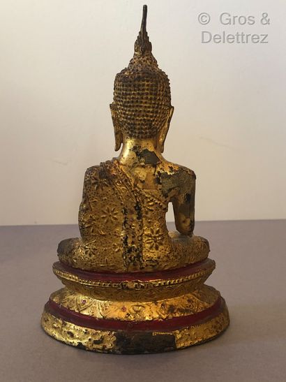 null THAILANDE. Bouddha en bronze laqué or. 

H: 18 cm.

Petits éclats.