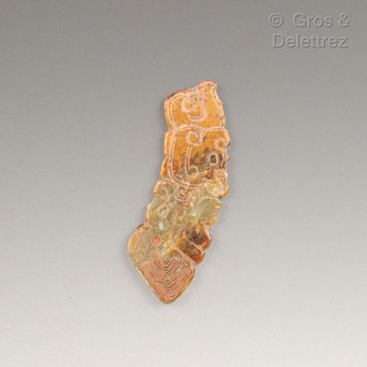 null Chine, XXème siècle

Pendentif en jade céladon infusé de brun reprenant la forme...