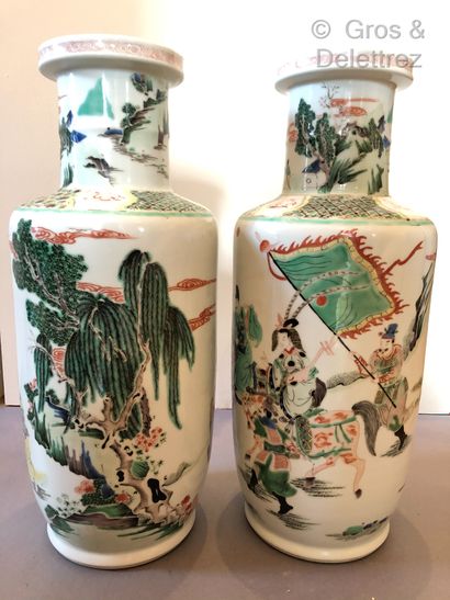 null CHINE. Paire de vase maillets en porcelaine décorés en émaux de la famille verte...