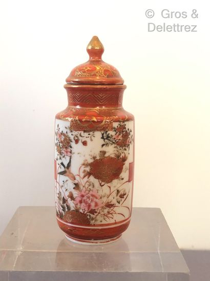 null JAPON. Petit pot couvert en porcelaine de style Kutani à décor en réserve d'oiseaux...