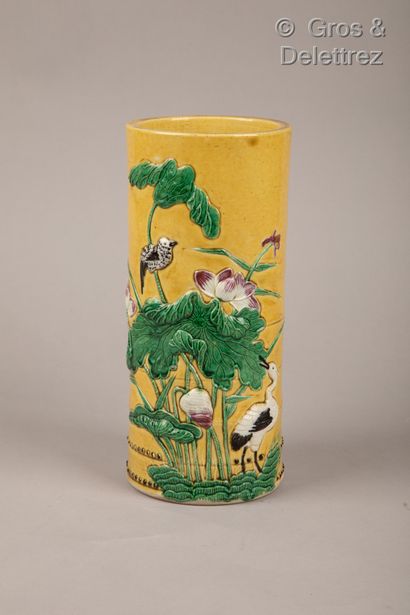 null Chine, XXème siècle

Vase cylindrique reprenant la forme d une section de bambou...