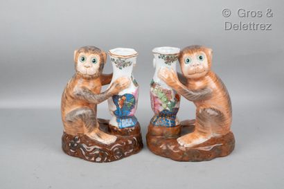Paire de vase tenus par des singes en 
porcelaine...