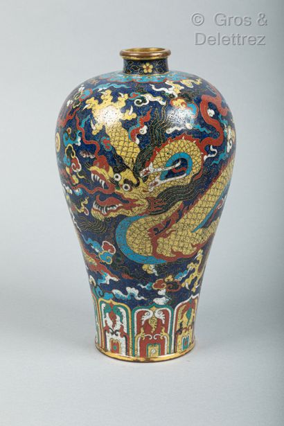 null Chine, fin de la période Qing

Vase meiping en émaux cloisonnés sur cuivre,...