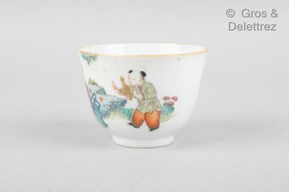 null Chine, XIXème siècle

Coupe en porcelaine et émaux de la famille rose, à décor...