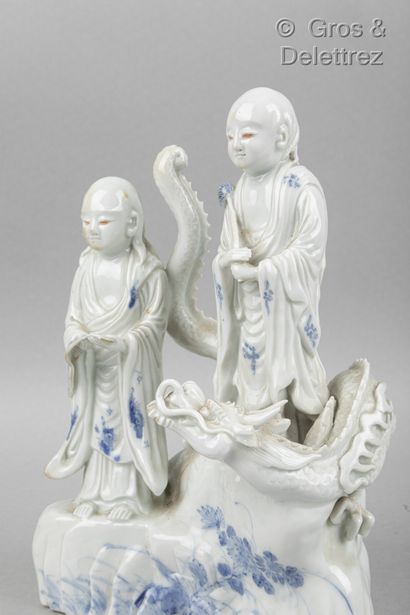 null Japon Irado. Deux groupes en porcelaine l'un figurant deux divinités et un dragon...