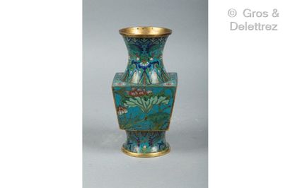 null Chine, vers 1920

Petit vase à panse trapézoïdale inversée en cuivre et émaux...