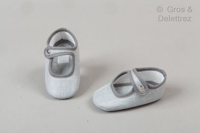 HERMES Paris - Ligne enfant Paire de chaussons pour bébé en toile chevron grise....