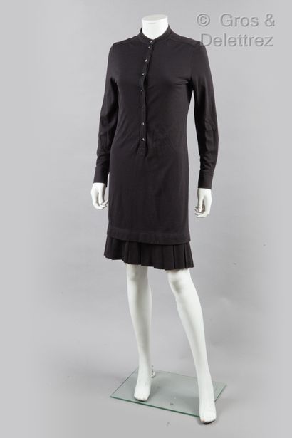 HERMES Paris made in Italy Robe en jersey lainage noir, petit col, simple boutonnage...
