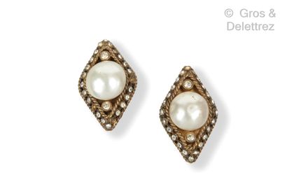 CHANEL Circa 1976

Pair of gold-plated metal ear clips with a white baroque imitation...