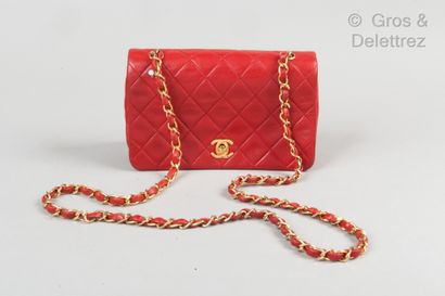 CHANEL Circa 1991

Small 19 cm bag in red quilted lambskin leather, gilded metal...