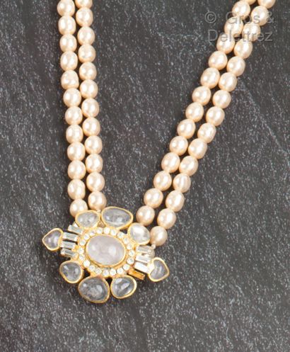 CHANEL Année 1982 - Maison Gripoix 
Ras-de-cou deux rangs de perles blanches baroque...