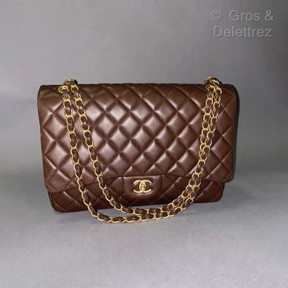 CHANEL Circa 2010

Maxi Jumbo" bag 32cm in cocoa quilted lambskin leather, "CC" clasp...