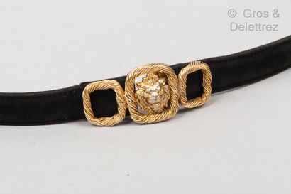 CHANEL Circa 1970

Black suede belt 18mm articulated by twisted rings in gilded metal,...