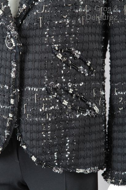 CHANEL par Karl LAGERFELD Collection Croisière 2008

Veste en tweed noir, lurex argent...