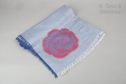 CHANEL Châle en laine et soie bleu délacé, imprimé d’un motif camélia, finitions...