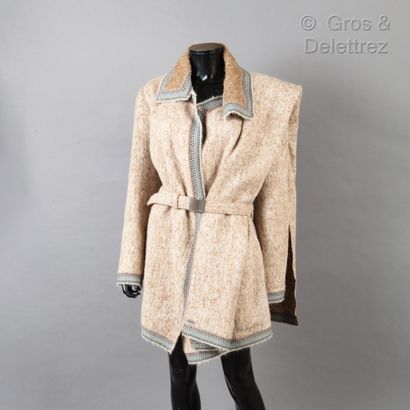 CHANEL par Karl LAGERFELD Circa 2000

Manteau en mohair chiné beige gansé d’une frise...