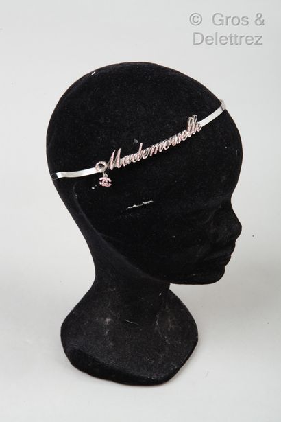 CHANEL par Karl LAGERFELD Collection Prêt-à-porter Printemps/Été 2002

Headband en...