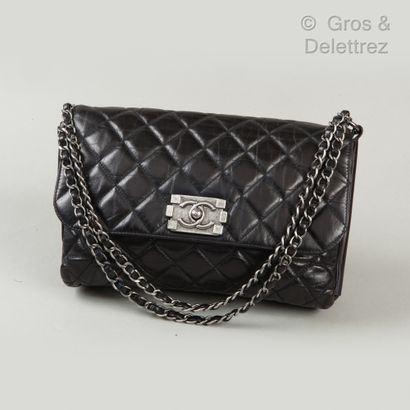 CHANEL Sac 27cm en cuir agneau vieilli matelassé noir à deux soufflets, fermoir rectangulaire...