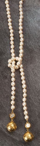 CHANEL par Karl LAGERFELD Circa 1990

Sautoir de perles blanches baroque d’imitation,...