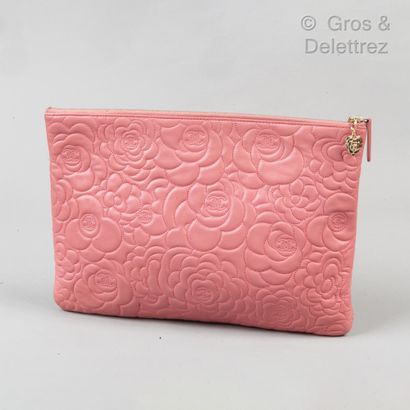 CHANEL Circa 2014

Pochette d’ordinateur 33cm en cuir agneau rose à surpiqures formants...