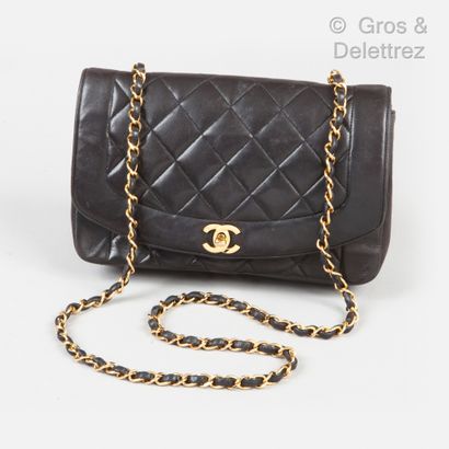 CHANEL Circa 1991

Sac « Diana » 25cm en cuir agneau partiellement matelassé noir,...