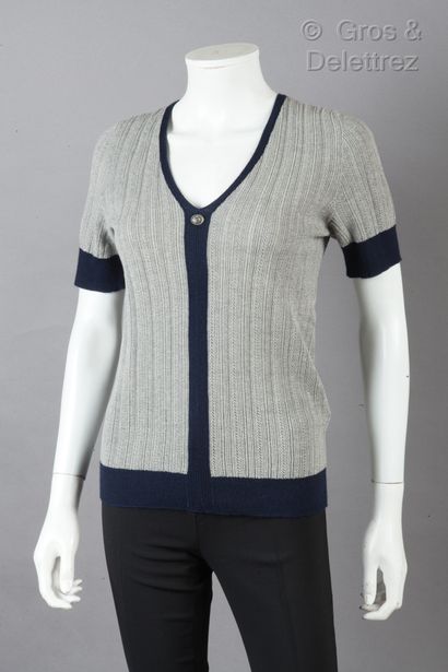 CHANEL par Karl LAGERFELD 2010 Cruise Collection 
Top in grey knit with navy stripes,...