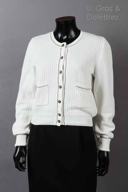 CHANEL Boutique par Karl LAGERFELD Collection Printemps/Été 1996

Cardigan en maille...