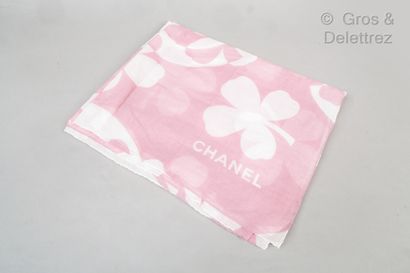 CHANEL Paréo en voile de coton buvard imprimé de trèfles blancs.